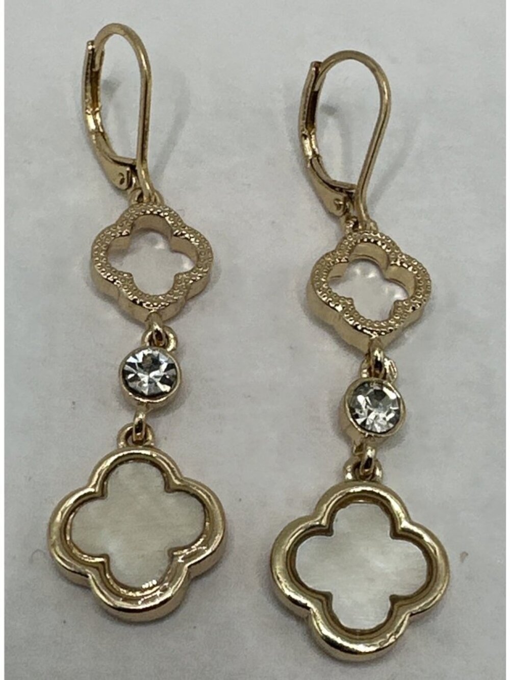 TAHARI WHITE MOTHER OF PEARL CRYSTALS GOLD TONE CLOVER DANGLING DROP EARRINGS 2”